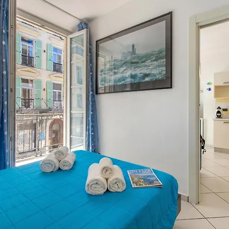 Super Central Apartment With Balcony - Happy Rentals *